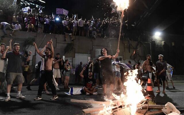 Israelis block the Ayalon Highway and clash with police in Tel Aviv, during a protest calling for the release of hostages held by Hamas terrorists in Gaza, September 1, 2024. (Tomer Neuberg/Flash90)